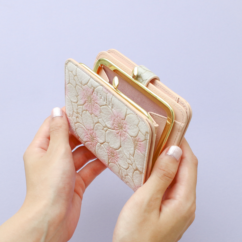 「サクラ」がま口二つ折り財布