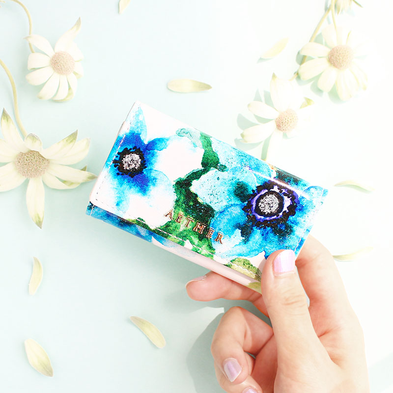 爽やかなデルフィニウムの花を描いた「エトワールブルー」シリーズ