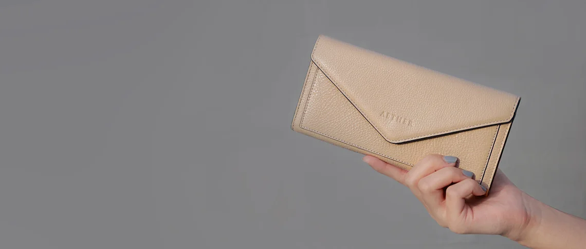 ベージュカラーの財布