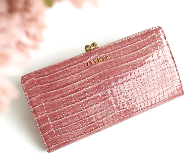 ピンクのエナメルレザー長財布