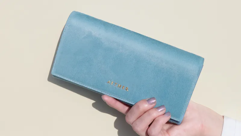 エーテルの青色の財布