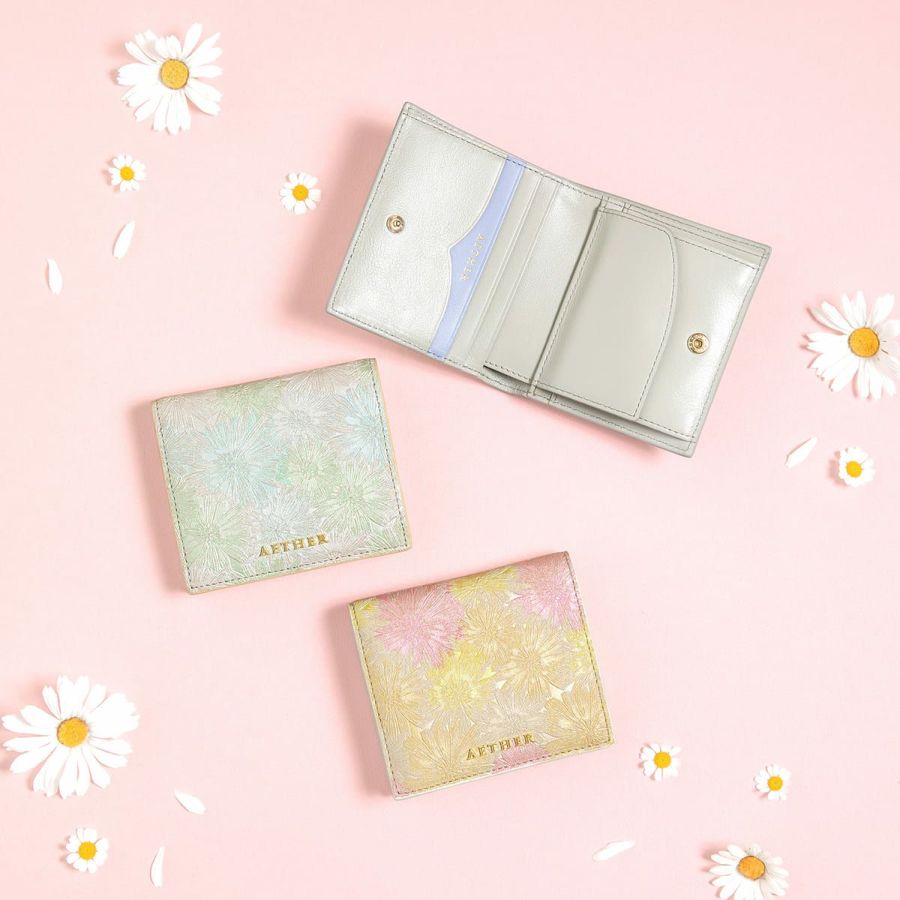 マーガレット型押しレザー「マルグリート」二つ折り財布（スナップ）